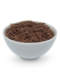 Close-up das cascas da raiz de Jurema Preta (Mimosa tenuiflora) apresentadas em um bowl de cerâmica branca.