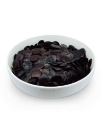 Sementes de Angico (Anadenanthera peregrina), vistas de frente em uma vasilha branca rasa. À venda para todo o Brasil na Natureza Divina.