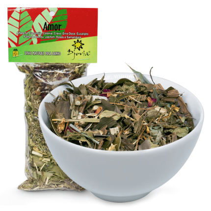 Banho de Ervas Amor da marca Djovia, pacote fechado e vasilha branca funda. À venda para todo o Brasil na Natureza Divina.