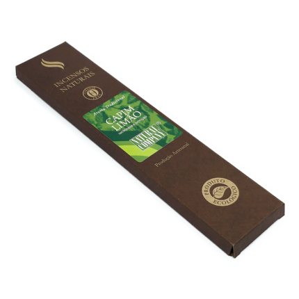 Incenso Capim Limão, da marca Natural Company, parte da frente da embalagem disposta sobre um fundo branco, destacando informação sobre o aroma tradicional e a produção artesanal e ecológica, disponível para todo o Brasil na loja Natureza Divina.
