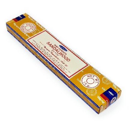 Incenso Indiano Sandalwood, da marca Satya, parte da frente da embalagem disposta sobre um fundo branco, disponível para todo o Brasil na loja Natureza Divina.