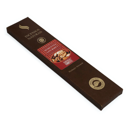 Incenso Sementes Gourmet, da marca Natural Company, parte da frente da embalagem disposta sobre um fundo branco, destacando informação sobre o aroma tradicional e a produção artesanal e ecológica, disponível para todo o Brasil na loja Natureza Divina.