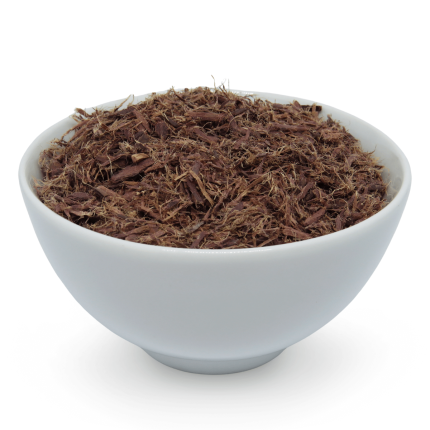 Close-up das cascas da raiz de Jurema Preta (Mimosa tenuiflora) apresentadas em um bowl de cerâmica branca.