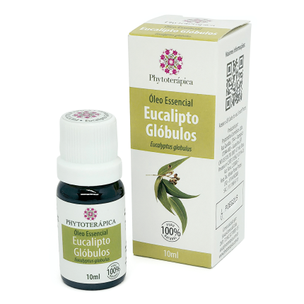 Frasco e embalagem do Óleo Essencial de Eucalipto globulus, de 10 ml, da marca Phytoterápica, com ilustração da planta na embalagem. À venda na loja Natureza Divina.