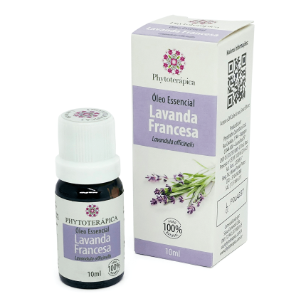 Frasco e embalagem do Óleo Essencial de Lavanda Francesa, de 10 ml, da marca Phytoterápica, com ilustração da planta na embalagem. À venda na loja Natureza Divina.
