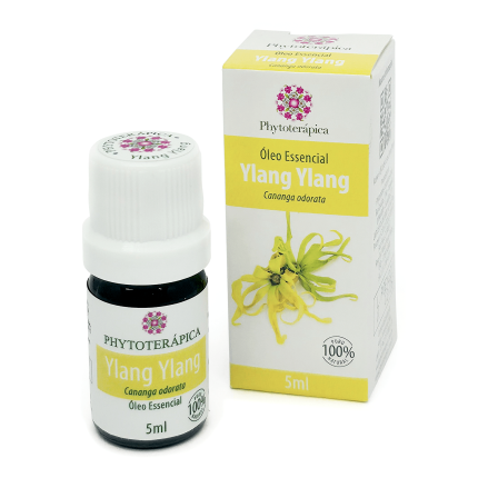 Frasco e embalagem do Óleo Essencial de Ylang-Ylang, de 5 ml, da marca Phytoterápica, com ilustração da planta na embalagem. À venda na loja Natureza Divina.
