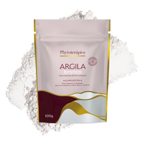 Embalagem de 100g da Argila Branca Iluminadora da Phytoterápica, apresentada sobre uma pilha da própria argila em pó. O fundo é branco e a embalagem destaca seus benefícios para uma pele luminosa e hidratada, rica em magnésio, cálcio, silício e alumínio.