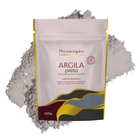 Embalagem de 100g da Argila Preta Detox da Phytoterápica, sobre um fundo branco com a argila em pó espalhada ao redor. A embalagem destaca sua ação desintoxicante, ideal para peles oleosas e acneicas, e sua riqueza em silício e titânio.