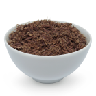 Close-up das cascas da raiz de Jurema Preta (Mimosa tenuiflora) apresentadas em um bowl de cerâmica branca.