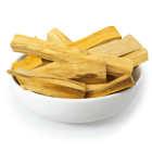 50 gramas de Incenso Natural Palo Santo, a Madeira Sagrada, vistos de frente em uma vasilha branca rasa. À venda para todo o Brasil na Natureza Divina.