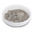 50 gramas de Incenso Natural Resina Copal Negro (Protium grandifoliun), vistos de frente em uma vasilha branca rasa. À venda para todo o Brasil na Natureza Divina.