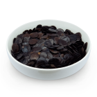 Sementes de Angico (Anadenanthera peregrina), vistas de frente em uma vasilha branca rasa. À venda para todo o Brasil na Natureza Divina.